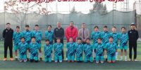 تصویر تیم فوتبال نوجوانان مدرسه فوتبال استعدادهای درخشان (روستوف)با لباسهای آبی در زمین چمن به همراه مربیان و نیما نکیسا