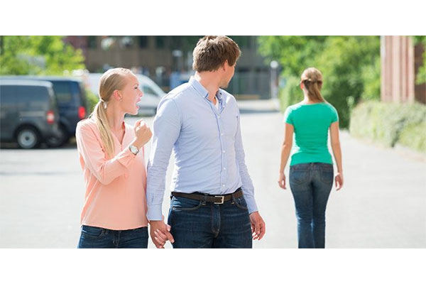 مرد هیز کیست و چه رفتارهایی دارد؟ زبان بدن مردان هیز نشانه های رفتاری مردان هیز