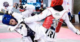 دختران نوجوان در مرحله دوم رقابت‌های انتخابی تکواندو