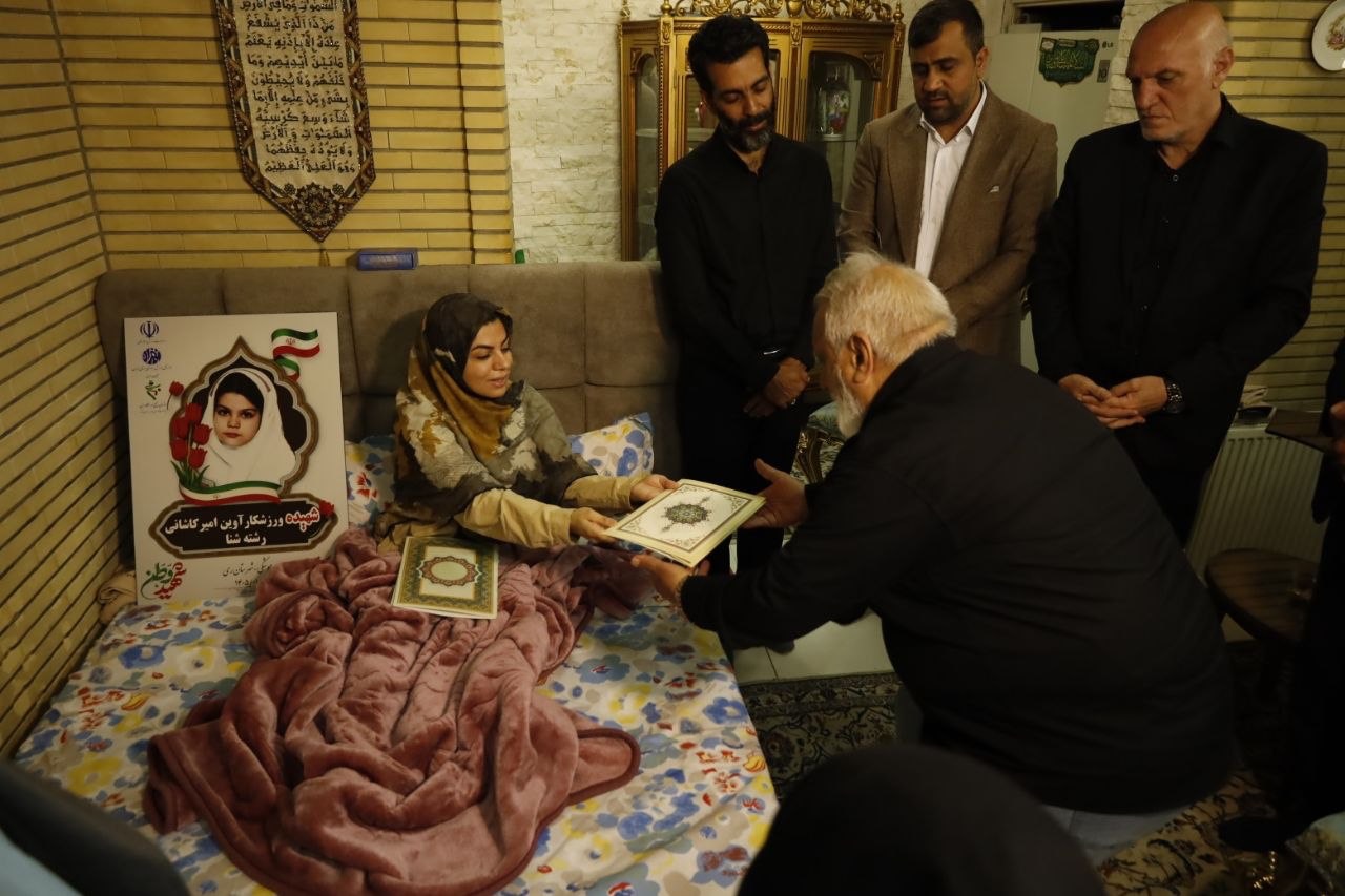 تجلیل از خانواده شهیده «آوین امیرکاشانی»؛ گرامیداشت یاد کوچک‌ترین عضو خانواده ورزش‌های آبی با حضور نایب رئیس فدراسیون
