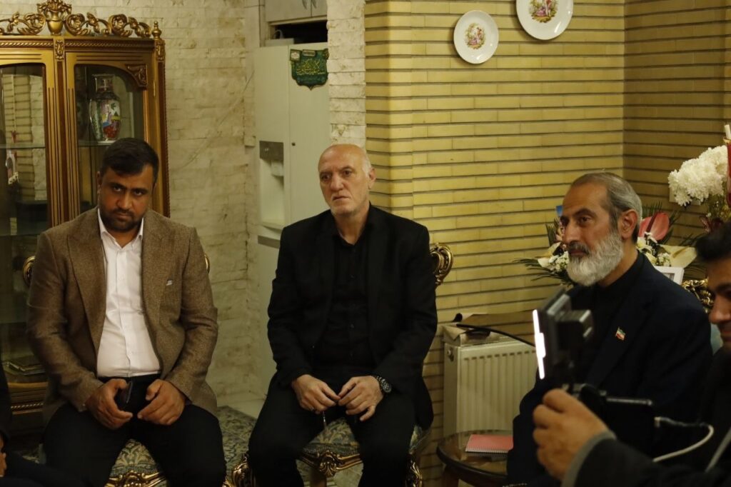تجلیل از خانواده شهیده «آوین امیرکاشانی»؛ گرامیداشت یاد کوچک‌ترین عضو خانواده ورزش‌های آبی با حضور نایب رئیس فدراسیون
