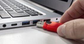 علامت D کنار پورت USB به چه معنایی است؟