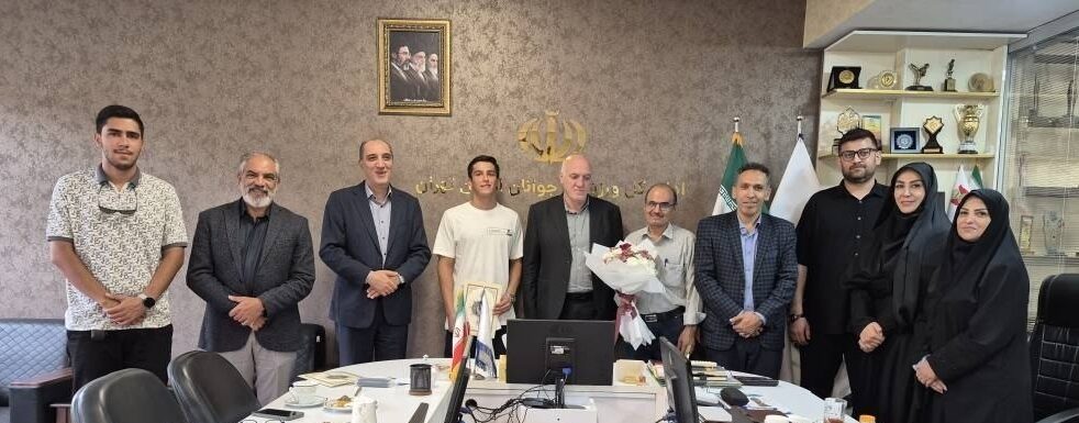 تجلیل از محمد قاسمی شناگر اعزامی به ناگویا در دیدار مسئولان هیات ورزشهای آبی با «ستوده نژاد» مدیر کل ورزش و جوانان استان تهران
